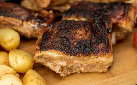 Pyszne żeberka pieczone z ziemniakami. Idealny przepis na obiad, który zachwyci każdego.