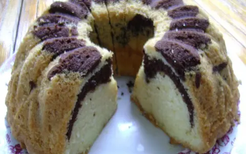 Szybka babka z majonezem i kakao, z charakterystycznym marmurkowym wzorem, gotowa do podania.