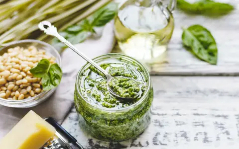 Pesto do czego? Do makaronu, na kanapki, do sałatek. Świeże zioła, orzeszki piniowe, parmezan i oliwa tworzą idealny sos.