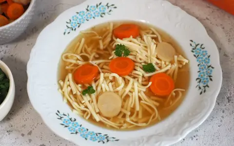 Aksamitny rosół z kaczki z makaronem nitki, marchewką i kawałkami mięsa. Idealny na chłodne dni.