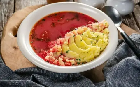 Pyszny barszcz czerwony, jak u babci, z ziemniakami i koperkiem. Idealny na chłodne dni.