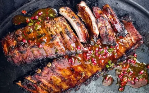 Soczyste żeberka w sosie z granatem i chili. Idealny sposób, jak przyprawić żeberka na grillu.