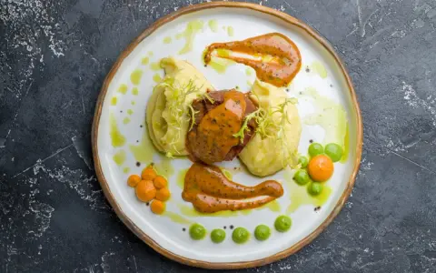 Eleganckie danie z mięsem, puree ziemniaczanym i kolorowymi sosami. Idealne, gdy chcesz wiedzieć, jak zrobić sos do mięsa z niczego.