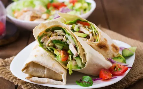 Dwa sycące wrapy z kurczakiem, awokado, ogórkiem i pomidorem. Idealne z czym tortilla na ciepło!
