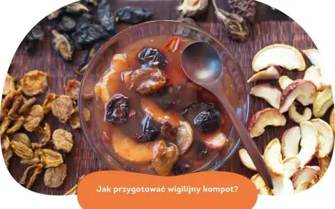 Aromatyczny kompot z suszu wigilijny w szklanej misie, otoczony suszonymi jabłkami, śliwkami i morelami.