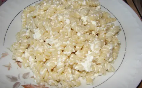 Pyszny makaron z serem na słodko, idealny na szybkie śniadanie lub deser.