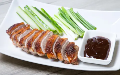 Kaczka po pekińsku z ogórkiem, szczypiorkiem i sosem hoisin. Sos hoisin do czego? Idealny do tej pieczonej kaczki!