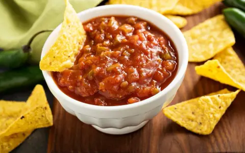 Domowy sos meksykański przepis na chipsy. Pikantne pomidory, papryka i jalapeno tworzą idealną przekąskę.