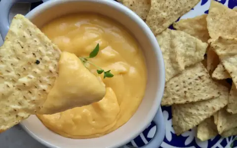 Jak zrobić sos serowy? Pyszny, kremowy sos serowy idealny do nachos. Kto chce przepis?