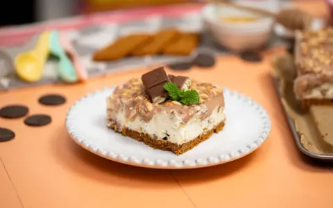 Pyszny deser Kinder Country na kruchym spodzie, polany czekoladą i posypany orzeszkami. Idealny na każdą okazję!