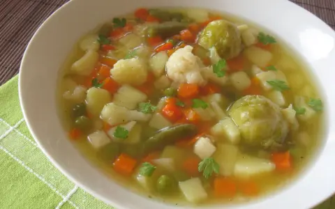 Zupa jarzynowa z mrożonki przepis: aromatyczna, sycąca, pełna warzyw jak marchewka, ziemniaki, kalafior i fasolka szparagowa. Idealna na szybki obiad.