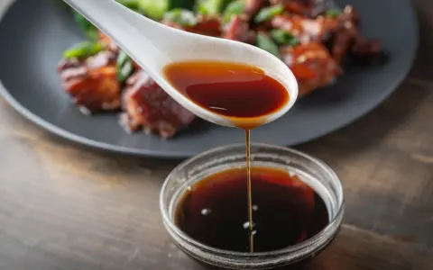 Sos teriyaki do czego? Idealny do mięsa z brokułami, nadaje potrawom słodko-słony smak.