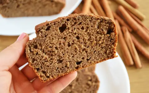 Kawałek puszystego chlebka bananowego bez cukru, pachnącego cynamonem. Idealny na zdrowe śniadanie.