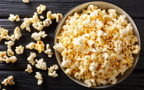 Pyszny popcorn w misce, idealny do filmu. Dowiedz się, jak zrobić popcorn w garnku, by cieszyć się domową przekąską.