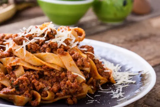 Pappardelle z bogatym sosem bolognese. Idealne mięso do spaghetti i innych makaronów, posypane parmezanem.