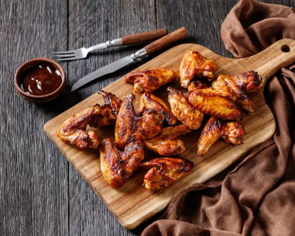 Soczyste skrzydełka z grilla, idealne do maczania w sosie BBQ. Ta marynata do skrzydełek na grilla sprawi, że będą smakować wyśmienicie!
