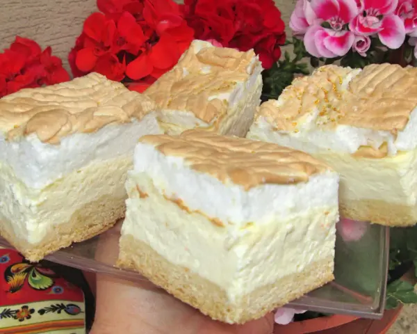 Pyszny sernik z rosą, który zawsze wychodzi. Kawałki ciasta z puszystą pianką i kremowym nadzieniem, ozdobione kwiatami.