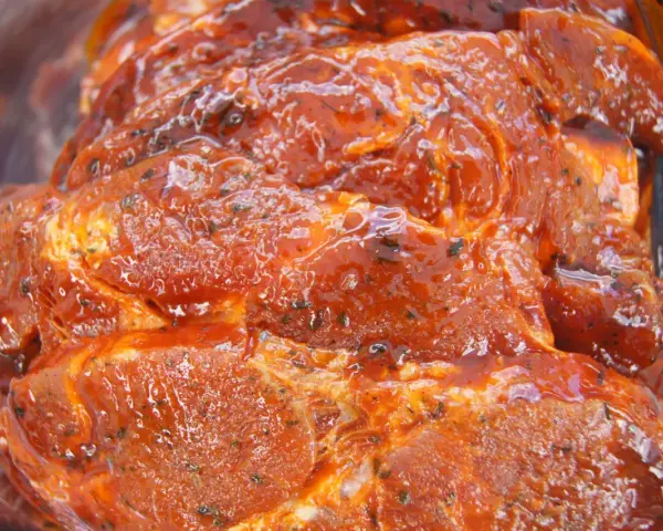 Karkówka w aromatycznej marynacie, gotowa do grillowania. Poznaj sekret, jak zamarynować karkówkę, by była soczysta i pełna smaku.
