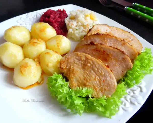 Soczysta pierś z kurczaka, ziemniaczki, surówka z buraczków i sałatka. Pyszny obiad gotowy!