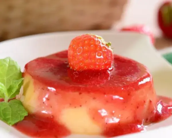 Panna cotta z truskawkami, idealna na letni deser. Ten tradycyjny przepis na leguminę zachwyci każdego.