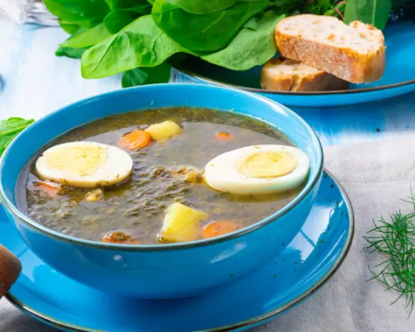 Zupa szczawiowa ze słoika przepis: aromatyczna, zielona zupa z jajkiem i ziemniakami, podana z chlebem.
