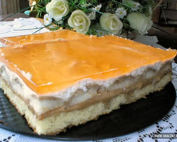 Pyszne ciasto toffi na biszkopcie, z warstwami kremu i galaretki. Idealne na deser.