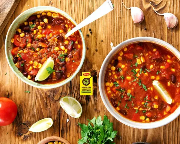 Zupa meksykańska Ani Gotuje: aromatyczne chili con carne z fasolą, kukurydzą i pomidorami, podana z limonką.