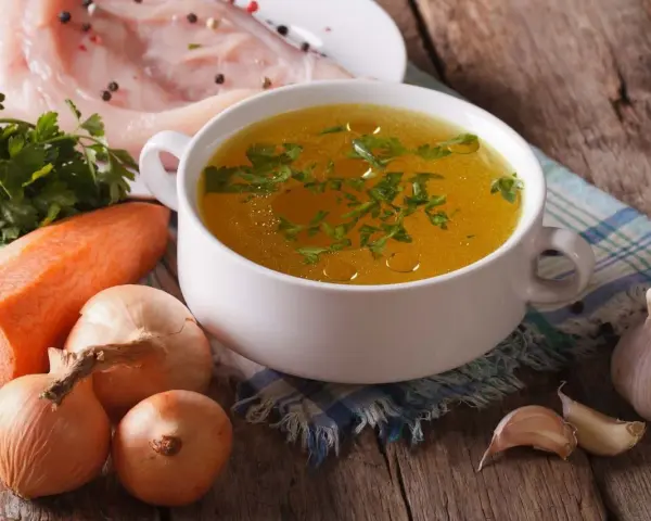 Aromatyczny rosół z kurczaka, z marchewką, cebulą i czosnkiem. Zastanawiasz się, ile soli do rosołu?