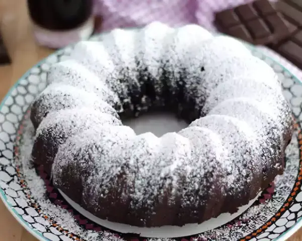 Czekoladowa maka z cukrem pudrem, idealna do piwa. Obok leżą kostki czekolady.