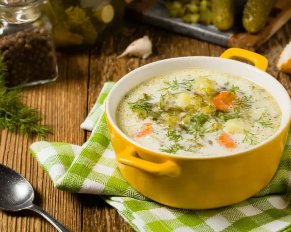 Zupa ogórkowa z koperkiem i pieprzem. Idealne jakie przyprawy do zupy ogórkowej? Koperek, pieprz, czosnek i oczywiście ogórki kiszone.