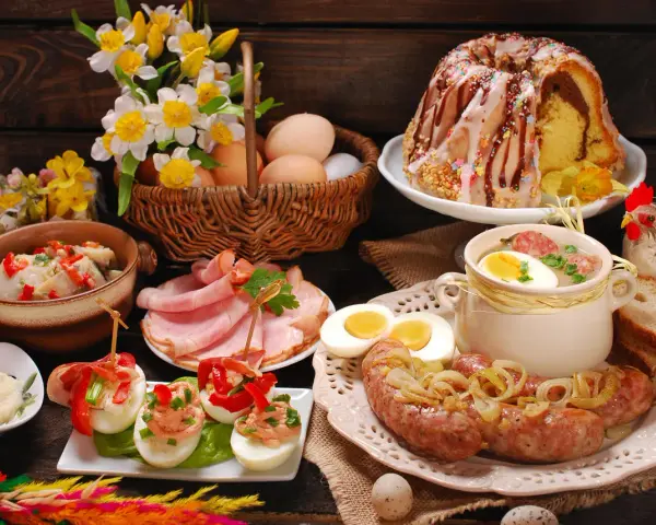 Tradycyjny obiad na Wielkanoc: biała kiełbasa, jajka faszerowane, żurek, babka, chrzan i wędliny.