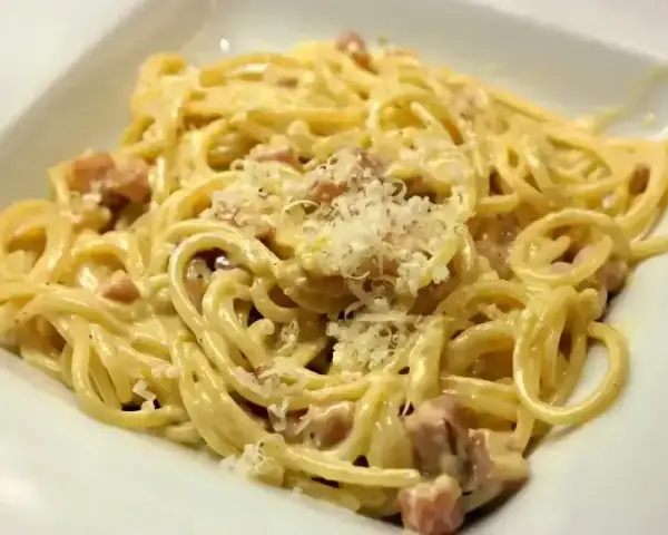 Pyszna carbonara z boczkiem i parmezanem, kremowa dzięki śmietanie. Idealny przepis na szybki obiad.