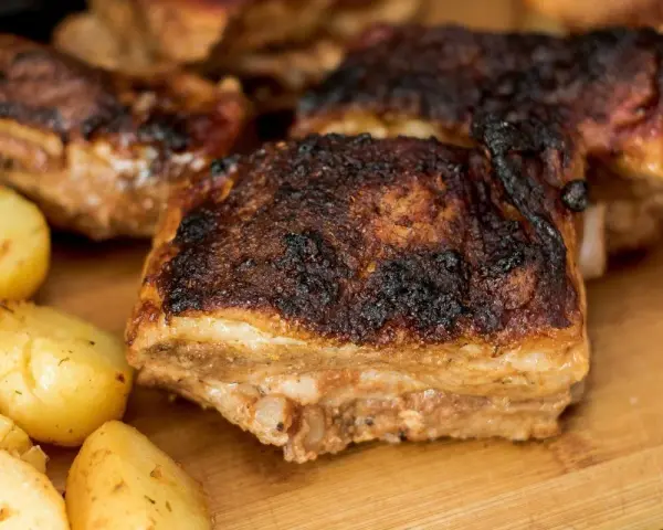 Pyszne żeberka pieczone z ziemniakami. Idealny przepis na obiad, który zachwyci każdego.