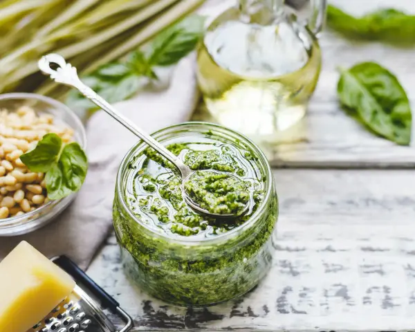 Pesto do czego? Do makaronu, na kanapki, do sałatek. Świeże zioła, orzeszki piniowe, parmezan i oliwa tworzą idealny sos.