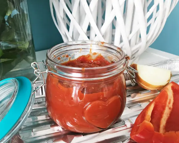 Domowy sos BBQ w słoiczku z sercem. Idealny przepis na letnie grillowanie!