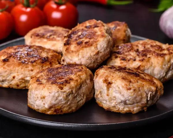 Złociste kotlety mielone na talerzu, idealne do obiadu. Pyszny kotlet mielony przepis na rodzinny obiad.