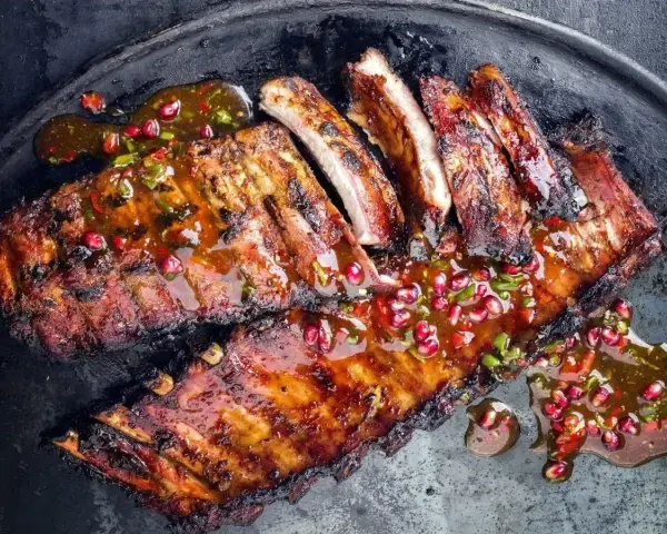 Soczyste żeberka w sosie z granatem i chili. Idealny sposób, jak przyprawić żeberka na grillu.
