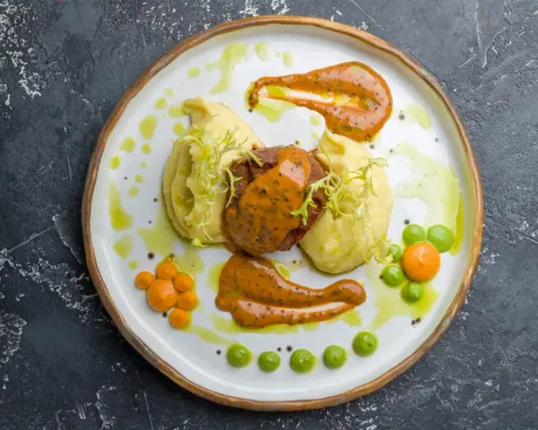 Eleganckie danie z mięsem, puree ziemniaczanym i kolorowymi sosami. Idealne, gdy chcesz wiedzieć, jak zrobić sos do mięsa z niczego.