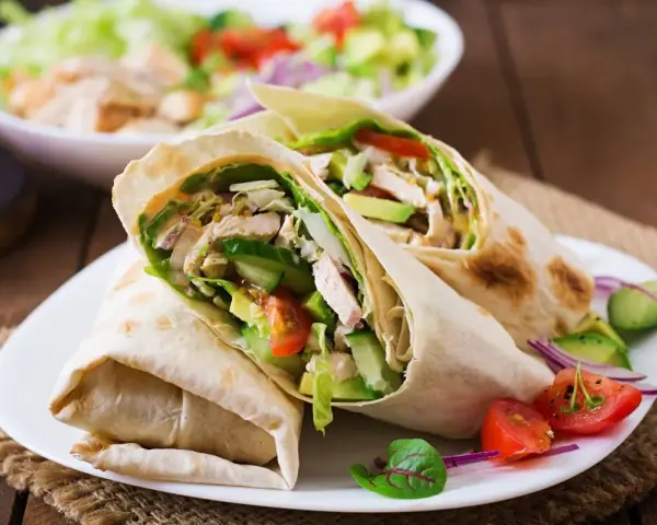 Dwa sycące wrapy z kurczakiem, awokado, ogórkiem i pomidorem. Idealne z czym tortilla na ciepło!