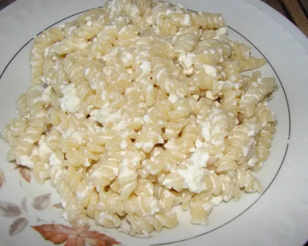 Pyszny makaron z serem na słodko, idealny na szybkie śniadanie lub deser.