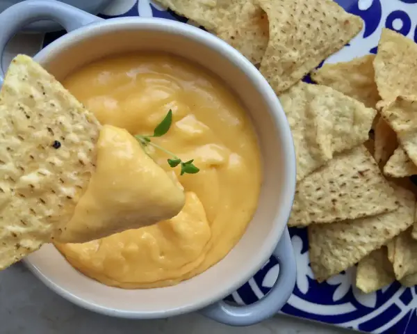 Jak zrobić sos serowy? Pyszny, kremowy sos serowy idealny do nachos. Kto chce przepis?