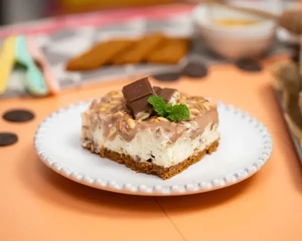 Pyszny deser Kinder Country na kruchym spodzie, polany czekoladą i posypany orzeszkami. Idealny na każdą okazję!