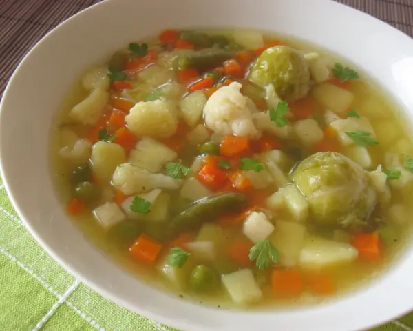 Zupa jarzynowa z mrożonki przepis: aromatyczna, sycąca, pełna warzyw jak marchewka, ziemniaki, kalafior i fasolka szparagowa. Idealna na szybki obiad.