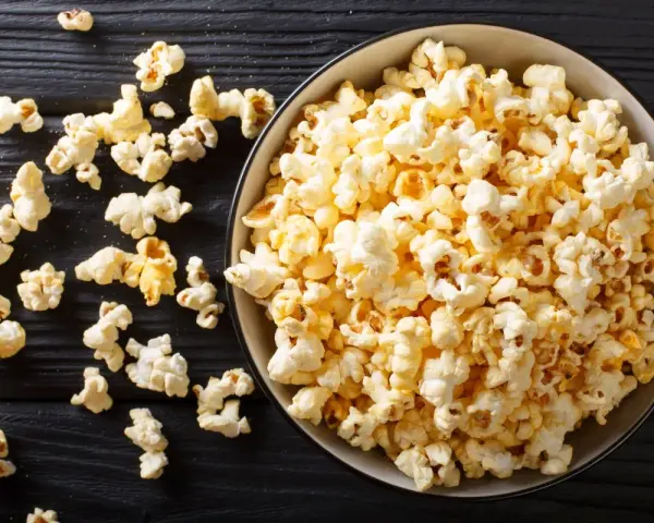 Pyszny popcorn w misce, idealny do filmu. Dowiedz się, jak zrobić popcorn w garnku, by cieszyć się domową przekąską.
