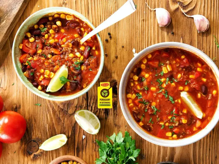 Zupa meksykańska Ani Gotuje: aromatyczne chili con carne z fasolą, kukurydzą i pomidorami, podana z limonką.
