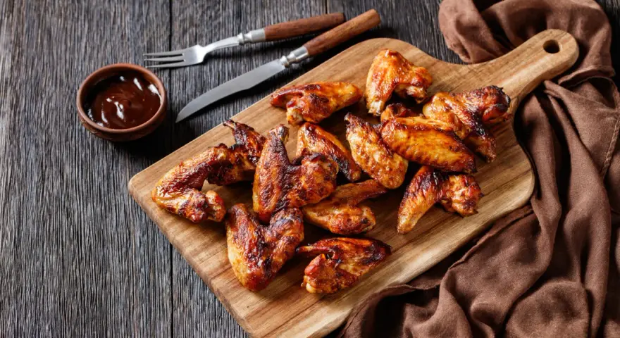 Soczyste skrzydełka z grilla, idealne do maczania w sosie BBQ. Ta marynata do skrzydełek na grilla sprawi, że będą smakować wyśmienicie!
