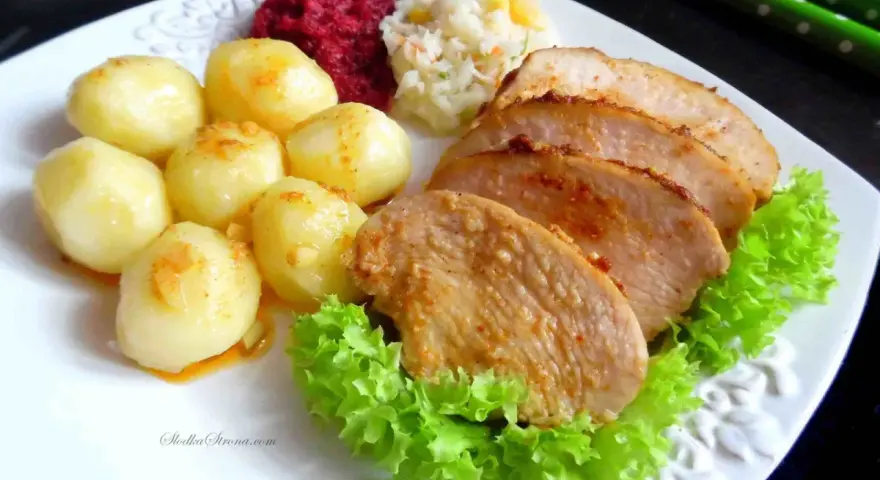 Soczysta pierś z kurczaka, ziemniaczki, surówka z buraczków i sałatka. Pyszny obiad gotowy!