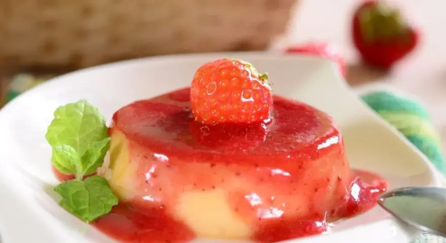 Panna cotta z truskawkami, idealna na letni deser. Ten tradycyjny przepis na leguminę zachwyci każdego.