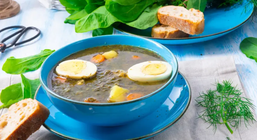 Zupa szczawiowa ze słoika przepis: aromatyczna, zielona zupa z jajkiem i ziemniakami, podana z chlebem.