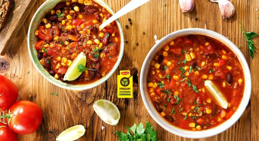 Zupa meksykańska Ani Gotuje: aromatyczne chili con carne z fasolą, kukurydzą i pomidorami, podana z limonką.